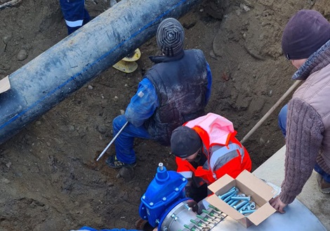 Colier de reparație și vana AVK montate în Parcul Zăvoi