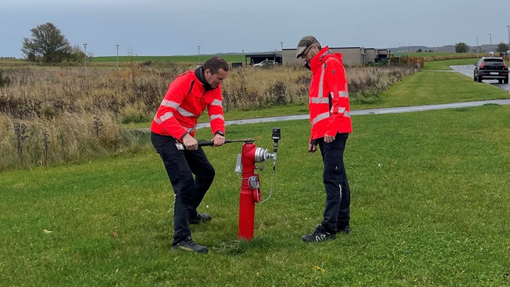 Instalarea de senzori de presiune Vidi pe un hidrant pentru monitorizarea în timp real a rețelei